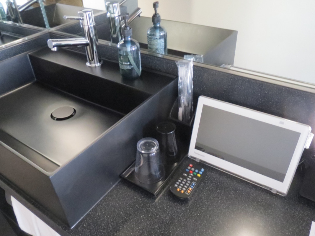 洗面台横にあるタブレットがテレビ　１０インチと小さい