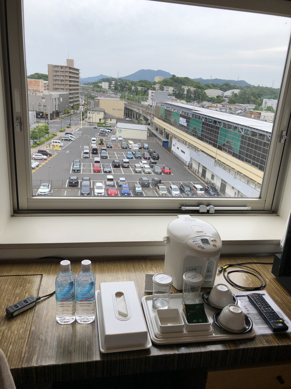 デーブルにはお茶セットと真下には電鉄出雲市駅