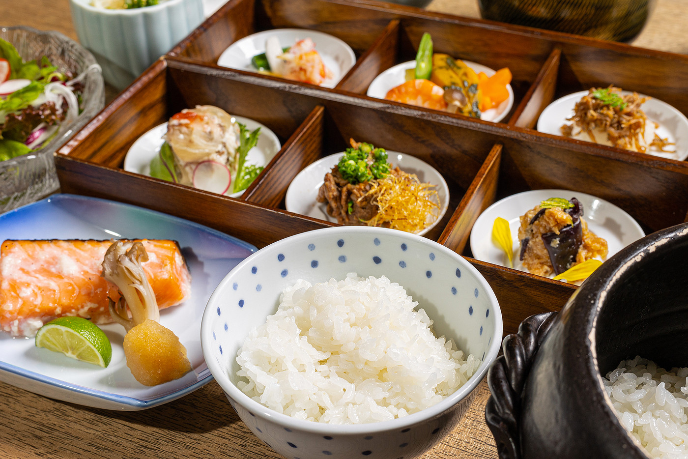 炊きたての土鍋ご飯で至福の朝食を。静寂と癒しの“大人のホテル”3996150