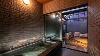 【スイート　4ベッド】岩風呂の露天＆内湯　禁煙