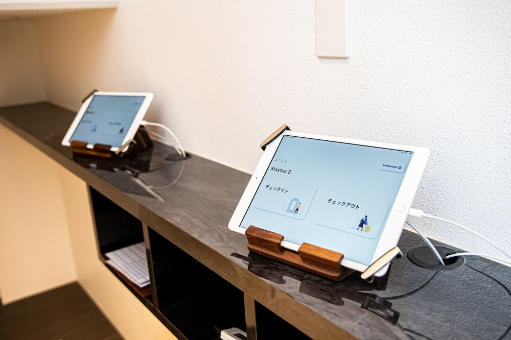 チェックイン / チェックアウト キオスク