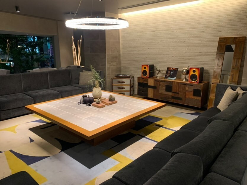 ホテルのリビングロビーで女子トークをしました。