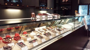 「ピエール マルコリーニ 名古屋」 内観 34578049 1階の店頭はそろそろバレンタインメニュー揃いです☆彡