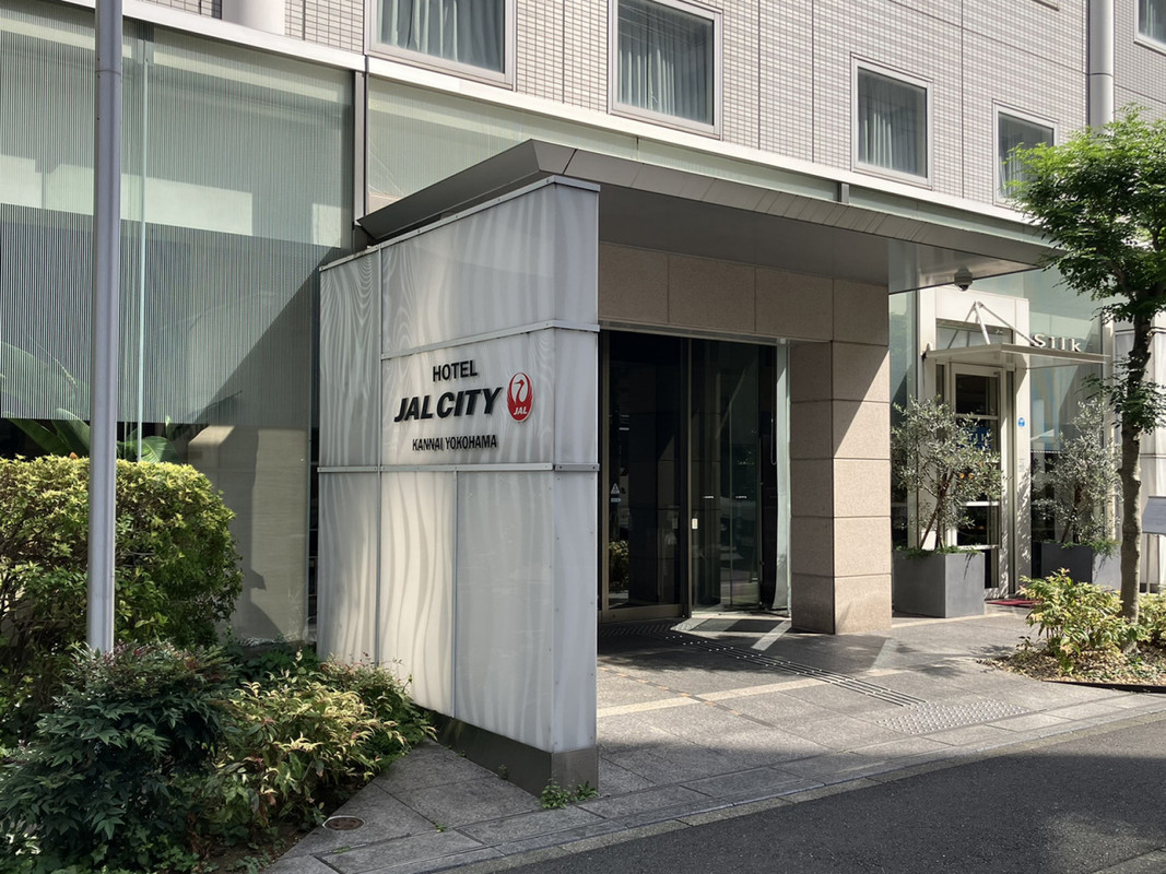 玄関、ブランドが分かりやすく表示されています