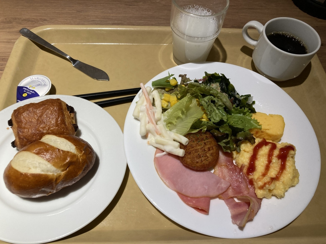 朝食バイキング。補充がないものもあったのが残念。