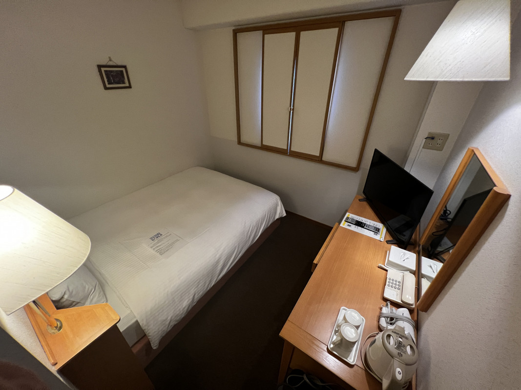 狭くてほこりが舞ってます