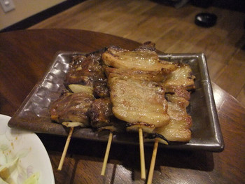 「焼とり弁慶」料理 691006 豚バラと牛さがり、絶品！