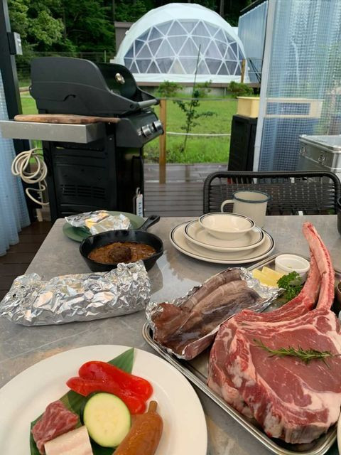 グランピングドームに宿泊した場合は、併設のウッドデッキでゆったりと食事を / 4