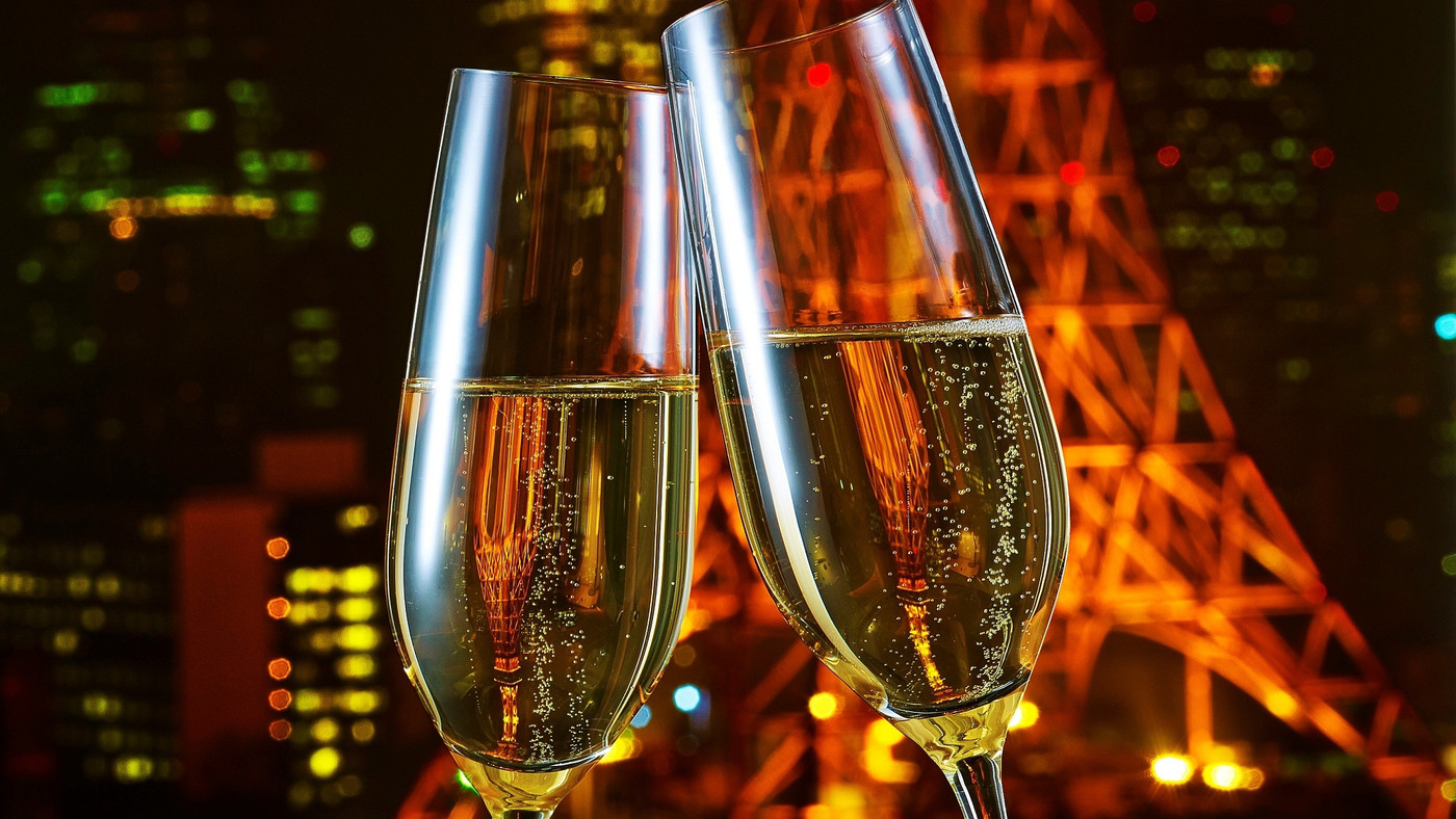 とびきりの夜景を前に、ケーキとシャンパンを4770827