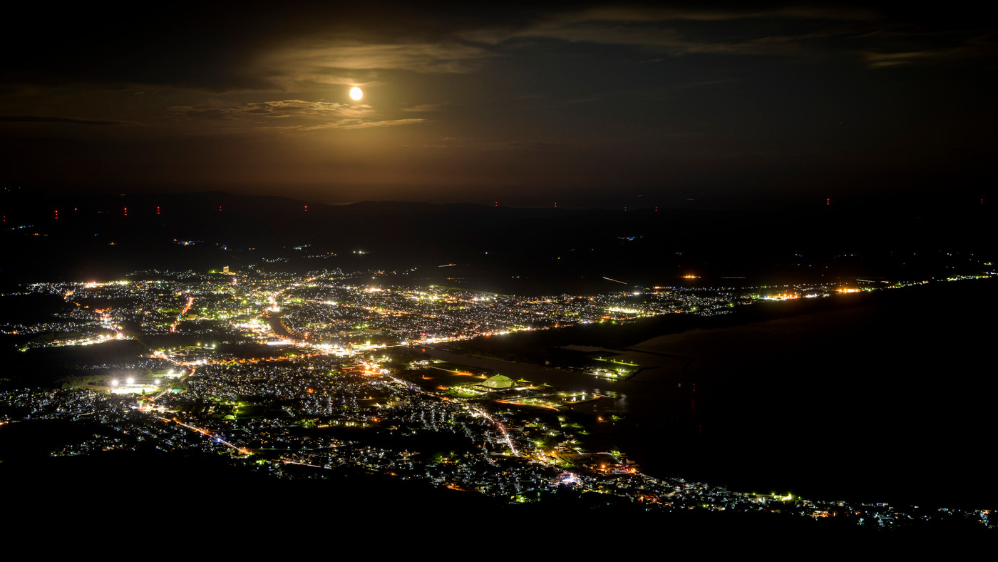 むつ市の夜景と月