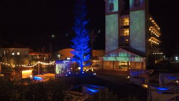 施設の正面 (日没後) / 1