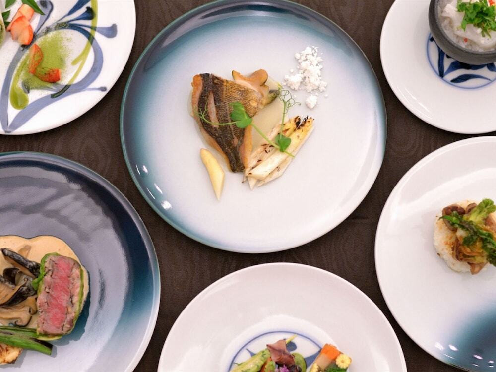 おしゃれなダイニングでいただく素敵な料理3992886