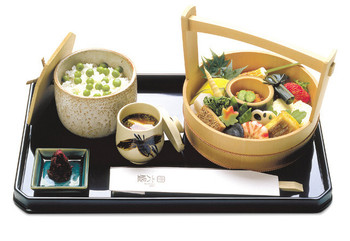 「六盛」料理 965861 手をけ弁当（桶の中のお料理は季節により変わります。）　御飯は毎月変わります。