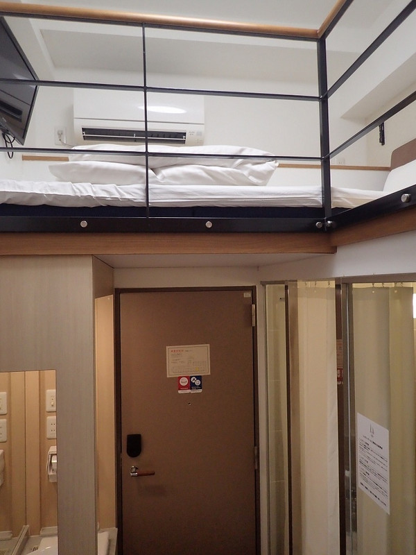 ベッドは、ロフトの位置にあり、寝るときは階段をあがる