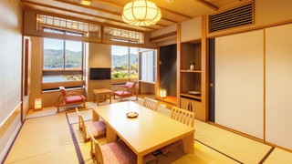 [禁煙室]  河口湖側展望風呂付和洋室10畳+ツインベッドルーム[夕食は個室食事処または客室(選択不可)にて和食／朝食はレストランにて和食]