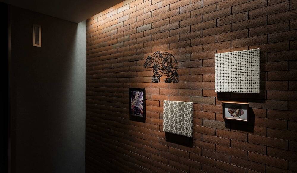 エレベーターホールにもアートが / 3