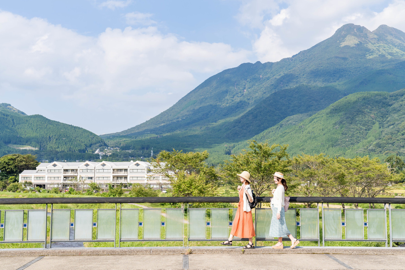 女子旅で湯布院を散策する若い女性と友達 【9月】