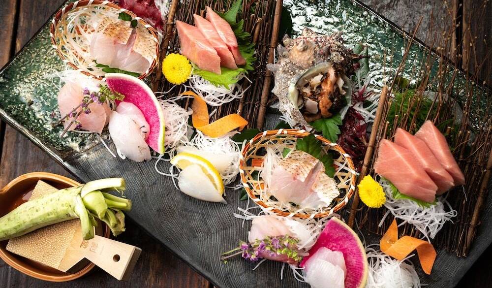専用ダイニングで
華やかな懐石を堪能 / 2