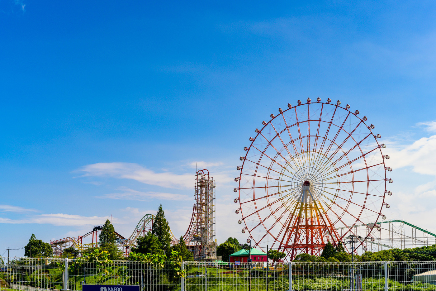 遊園地風景(初夏の楽しい行楽地)グリーンランド