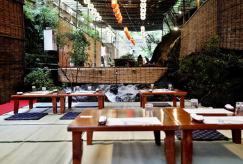 「貴船 右源太」 内観 56526263 迫力の川床