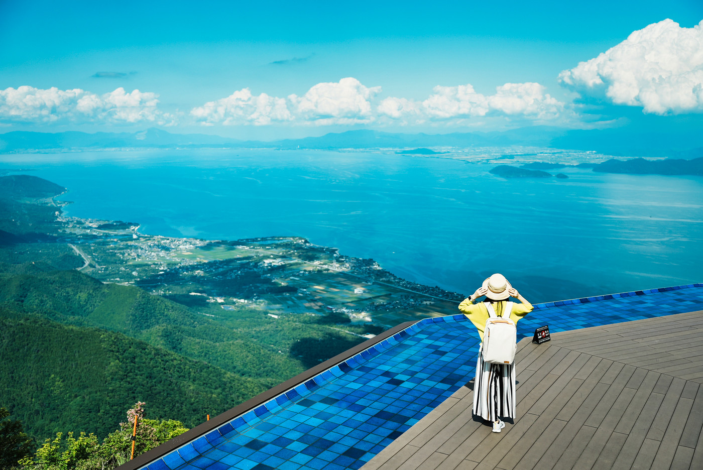 びわ湖テラスと旅行者