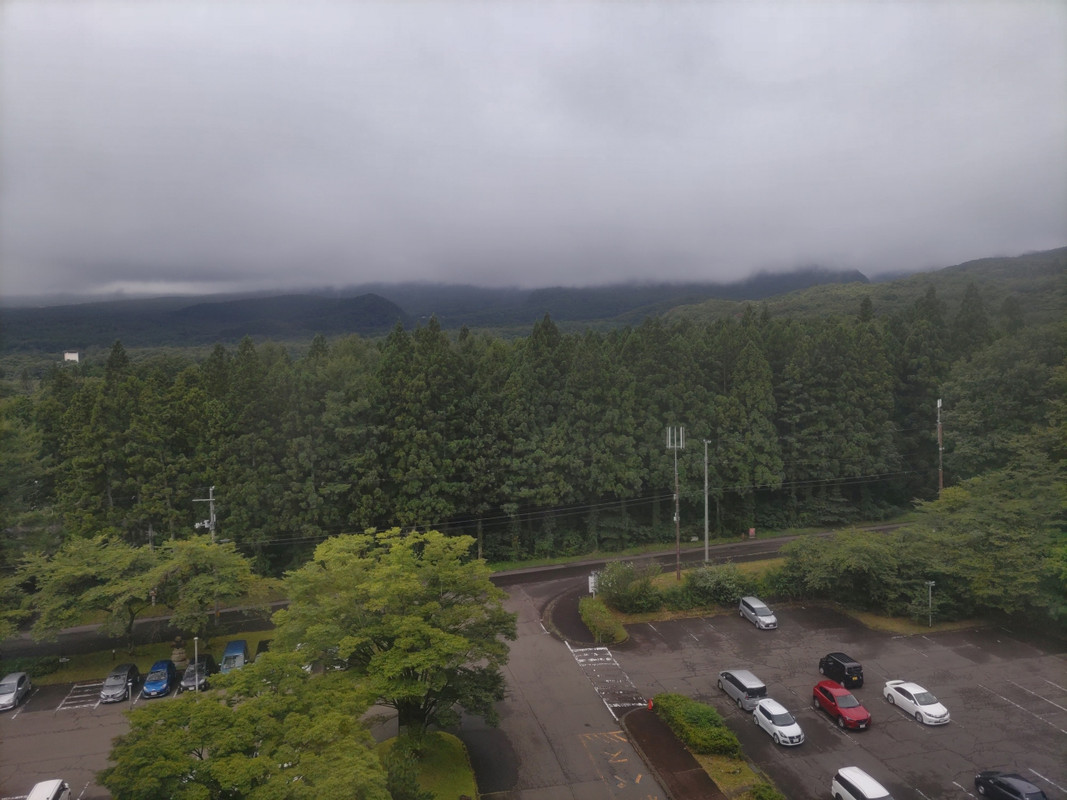 部屋からの景色。山に霧がかかっていた。
