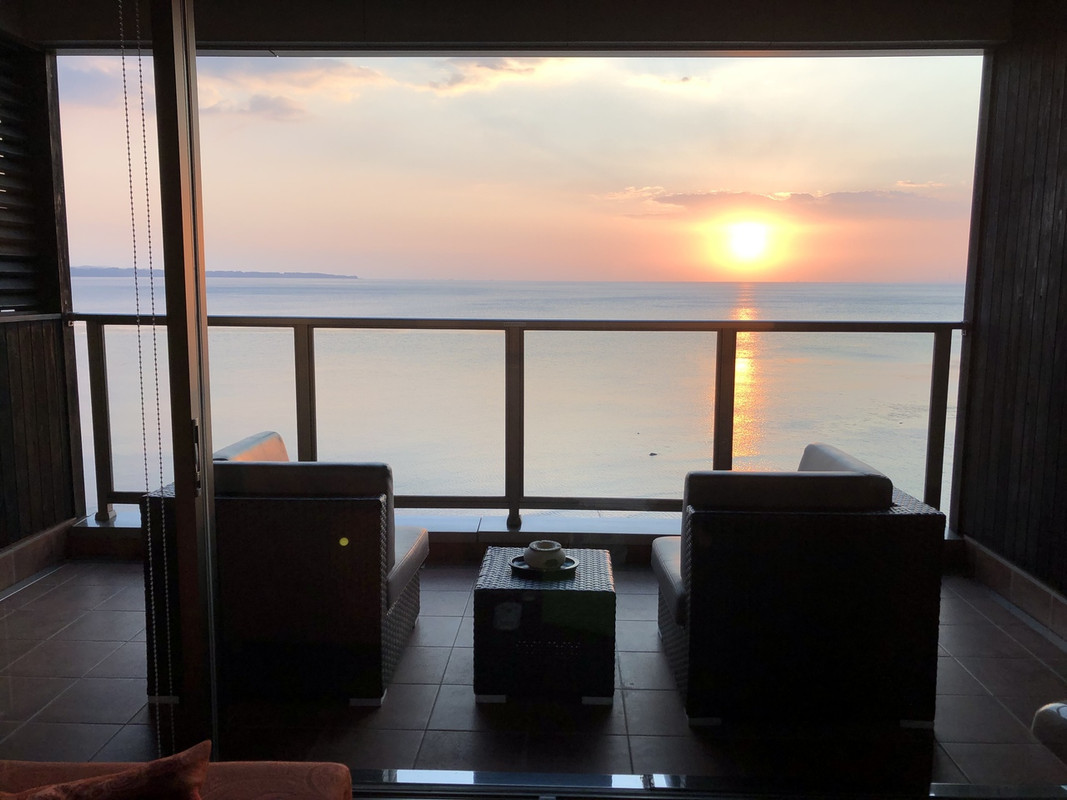 部屋から眺める朝日