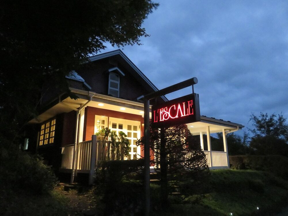 施設の正面 (日没後)