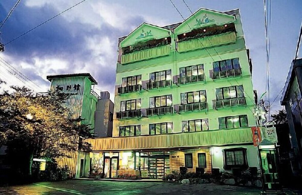 施設の正面 (日没後)