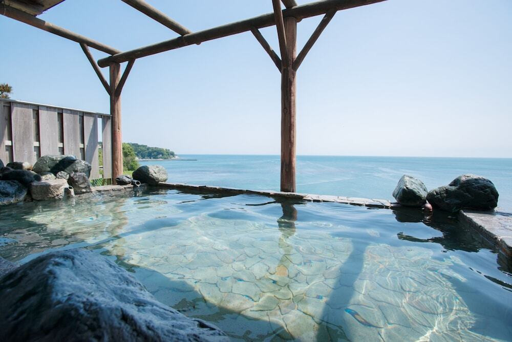 富山湾からの日の出を拝みながら朝温泉を楽しめる3959933