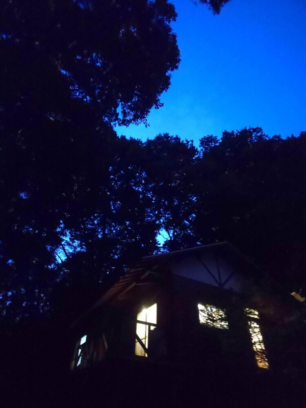 施設の正面 (日没後)