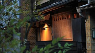 施設の正面 (日没後) / 2