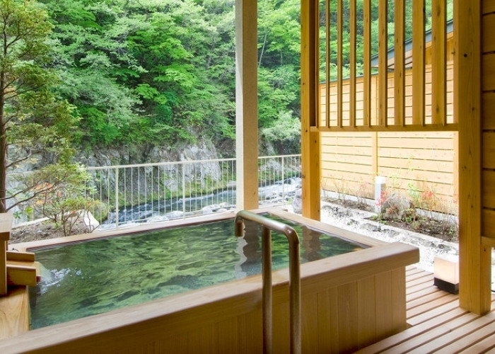 箒川の上流から源泉を引いた露天風呂付の客室。滞在中は何度でも好きなときにお湯につかって