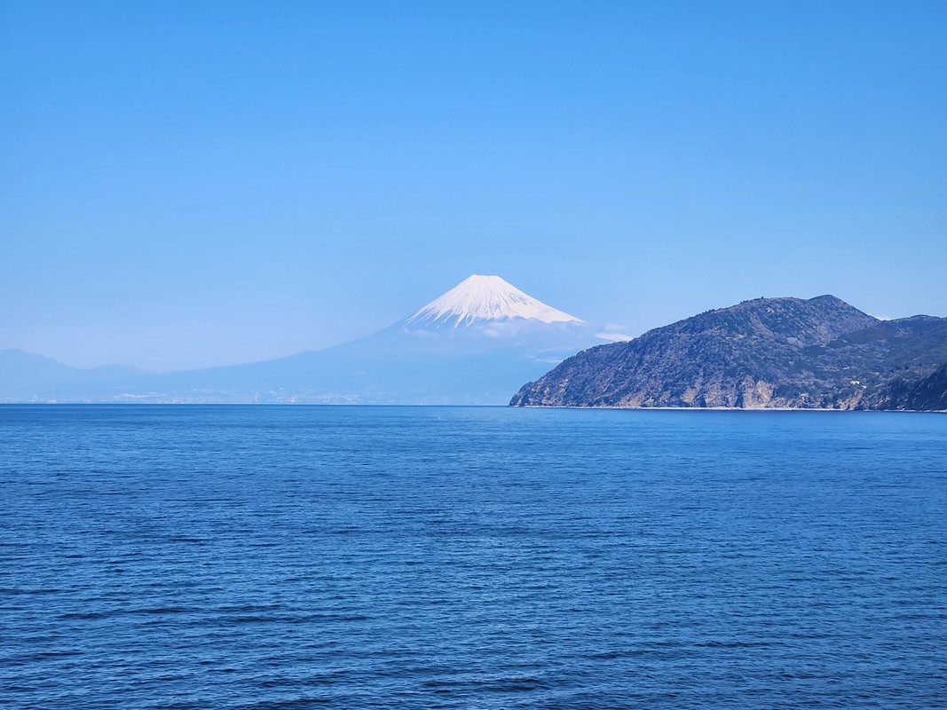 旅館からでは無いけど、土肥からキレイに富士山が見えました