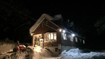 施設の正面 (日没後) / 3