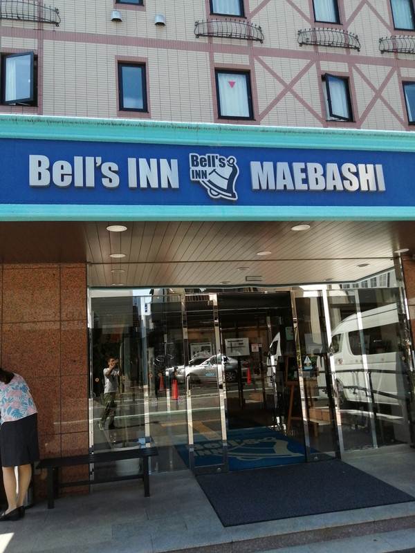 正面玄関です。バス通りに面してないので最初はわかりにくいかも