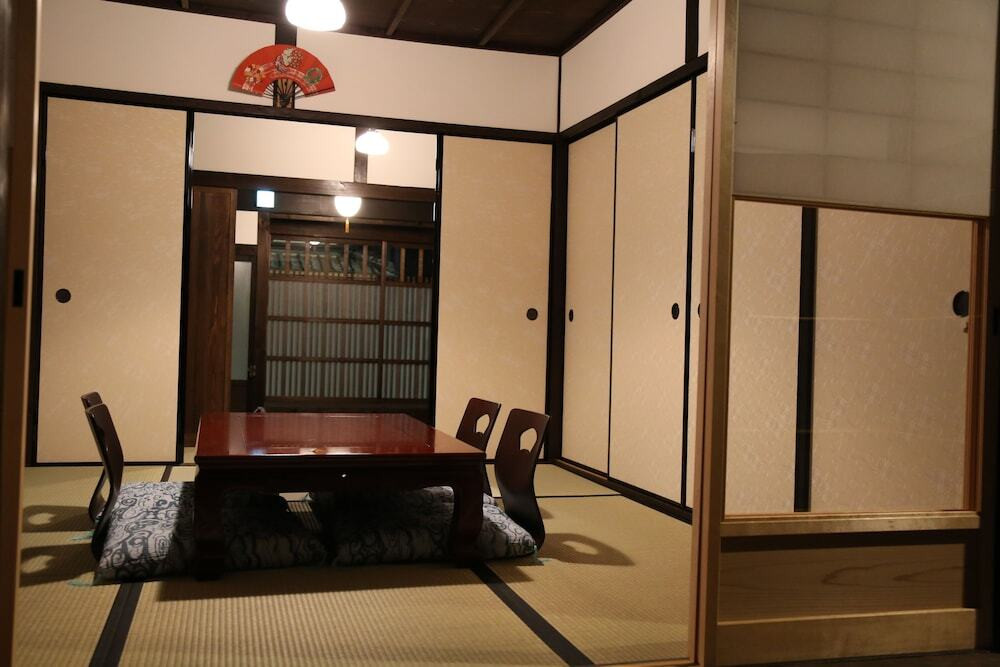 客室内のダイニングエリア