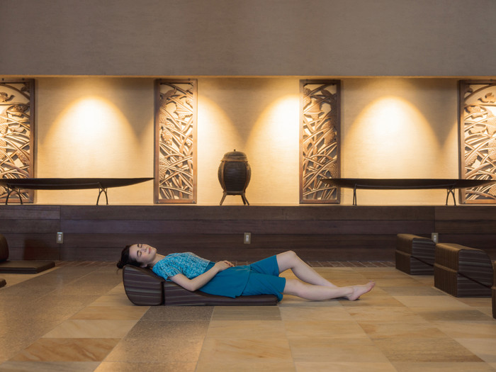 優しい自然光が入る「恬泉房」。アジアンテイストに包まれて、何も考えずにまったりくつろげます