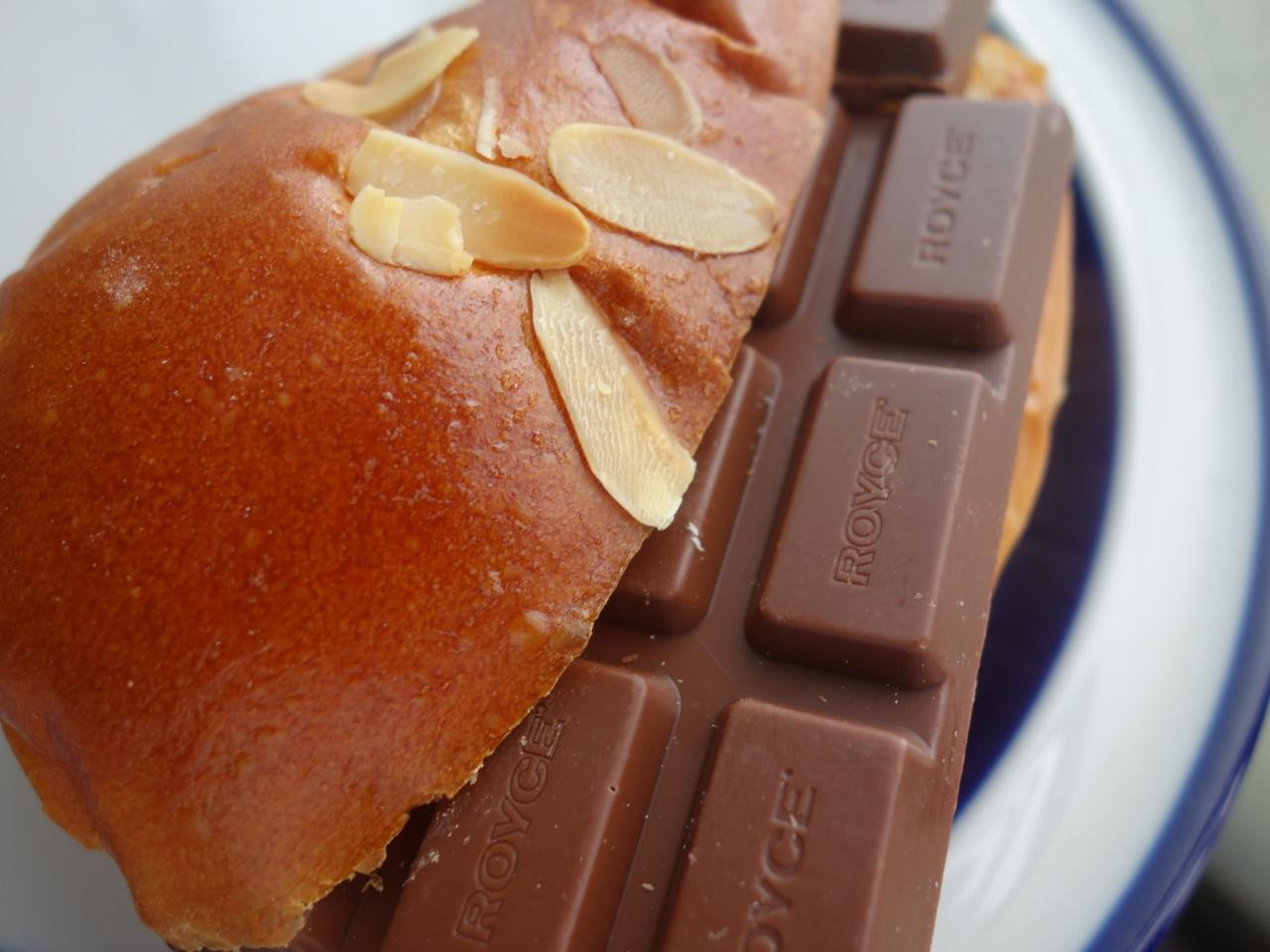 豊富なチョコパンが並ぶベーカリーコーナー832982