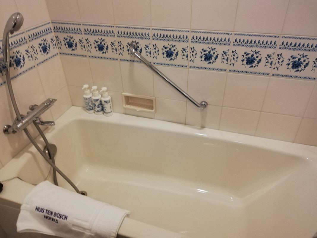 タイルの割れあり、シャワーカーテンが古びていた