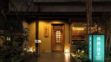 施設の正面 (日没後) / 3