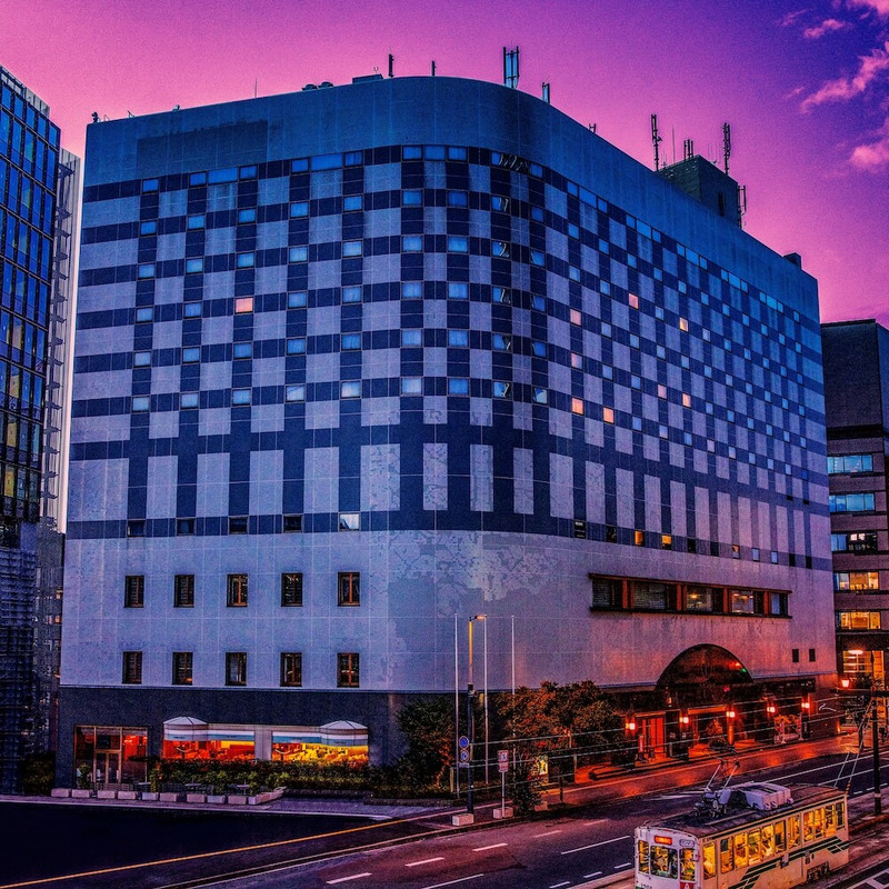 施設の正面 (日没後)