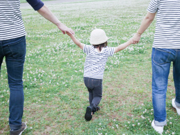 I went to the park with my family. It is a daughter who strongly pulls the couple's hand and tries to run.