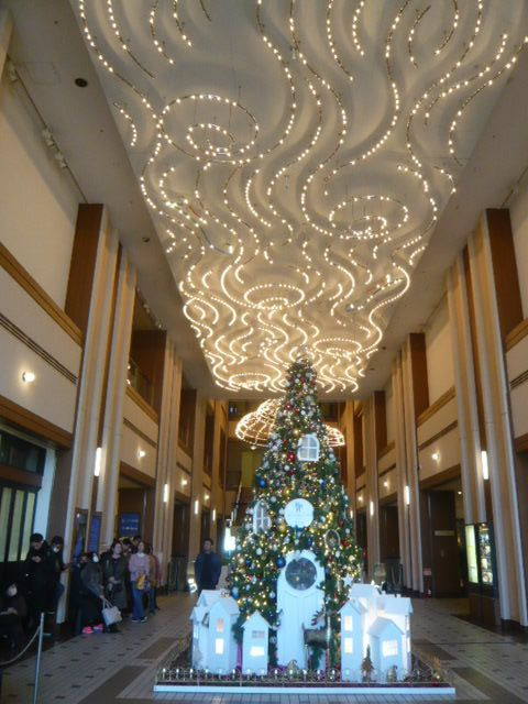 ロイヤルパインズホテルの入口の内部正面です。華やかです。