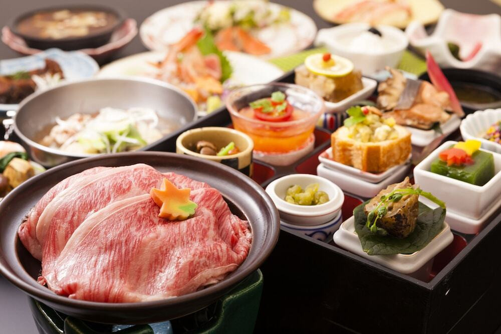 山形牛を食べて「金の湯」にひたる温泉3706187