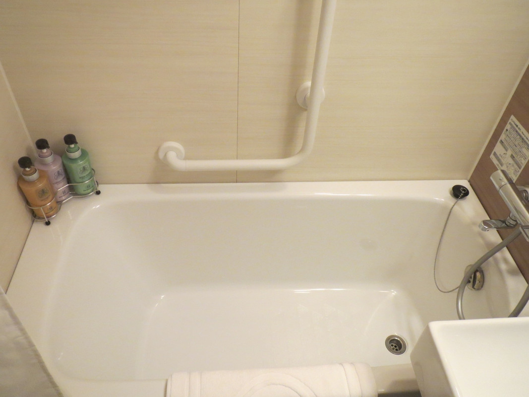 深めのバスタブ