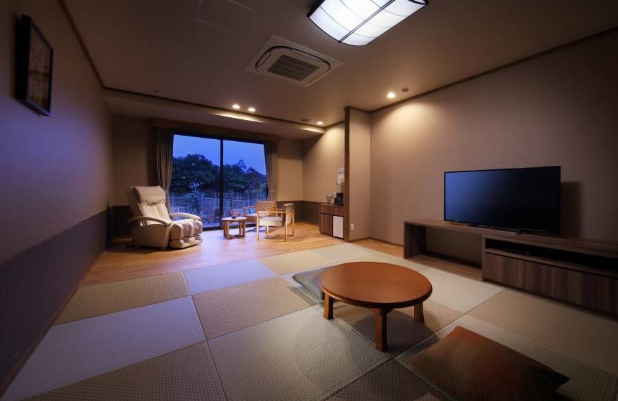 テラスや半露天付きも。
畳にほっと安らぐ客室
 / 3