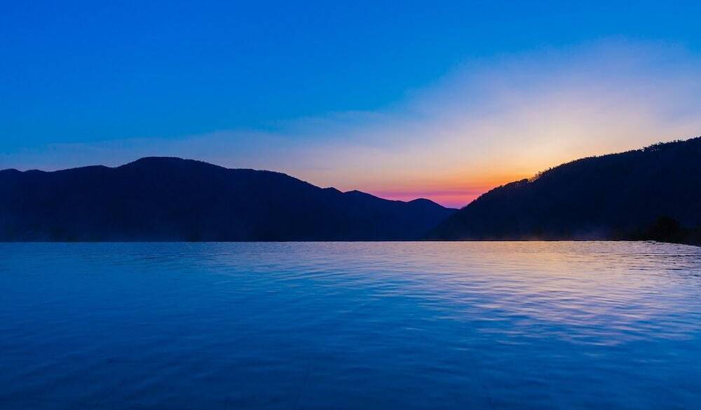 夕暮れの空と溶け合う
インフィニティ温泉へ / 4