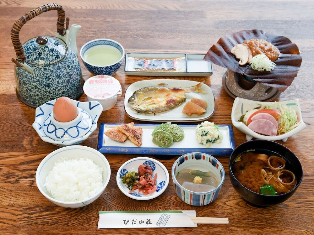 2. 高台から見下ろす街並みと桜の眺望「ゆらぎの里 ひだ山荘」4088993