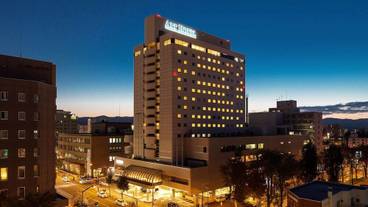 施設の正面 (日没後) / 1